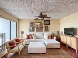 Espectacular Oceanview, Poolside Condo with direct beach access