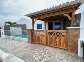 Casa con piscina Punta Carnero，位于萨利纳斯的别墅