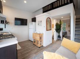 Coastal Tiny House 2 Queen Beds low loft，位于圣路易斯-奥比斯保的酒店