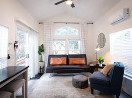 Peaceful Tiny Home with Two Queens and Loft，位于圣路易斯-奥比斯保的酒店