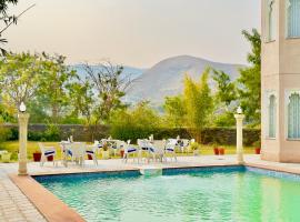 Jag Aravali Resort Udaipur- Experience Nature away from city Hustle，位于乌代浦的带停车场的酒店