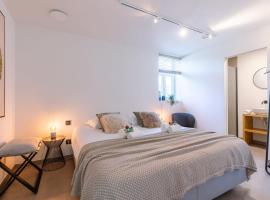 Quick - Charming double room at ranch "De Blauwe Zaal"，位于布鲁日的酒店