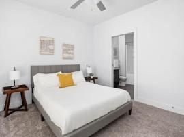CozySuites Stunning 4BR next to Whole Foods，位于印第安纳波利斯的酒店