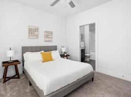 CozySuites Nora 2BR next to Whole Foods，位于印第安纳波利斯的酒店