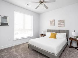 CozySuites 2BR Modern Apt near the Fashion Mall，位于印第安纳波利斯的酒店