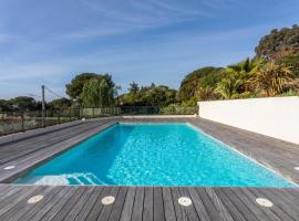 Superbe T3 vue mer avec piscine，位于圣拉斐尔的酒店