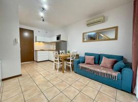 Modern seaside flat by the pool，位于Veneto的酒店