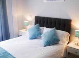 Wood Green Budget Rooms - Next to Mall & Metro Station - 10 Min to City Center，位于伦敦的度假屋