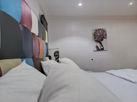 Lovely 2-Bed House in Lagos，位于拉各斯的酒店