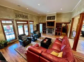 Bella Vita Estate Luxury Home With Hot Tub on Golf Course