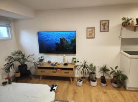 המקום של מוש，位于Pardes H̱anna的带停车场的酒店