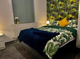 Charming 2-Bedroom Home with Modern Amenities，位于奥尔德姆的宠物友好酒店