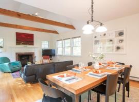 Perfectly private location w deeded beach access，位于奥尔良的酒店