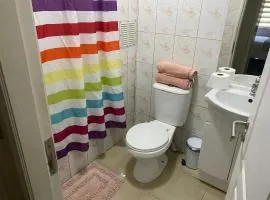 Dormitorio con baño privado en departamento