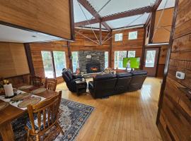 MapleCastle == HotTub, RiverSide, IndoorHummock, FirePlace, BackYard，位于Hancock的酒店