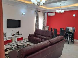 APPARTEMENT NEW STANDING CITE CHIRAC YASSA，位于Yapoma的带停车场的酒店