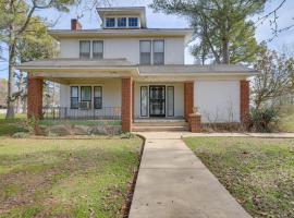 Expansive Wheatley Home about 65 Mi to Memphis!，位于Brinkley的酒店