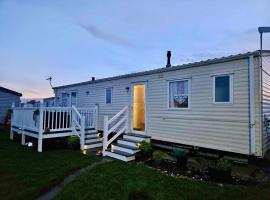 Colorado Caravan Hire at Skipsea Sands Holiday Park，位于Barmston的酒店