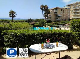 Antibes T2 Vue mer 48m2 Terrasse Parking Piscine Plage，位于昂蒂布的Spa酒店