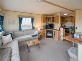 Greenwood 3bed caravan in woodland setting，位于Porchfield的酒店