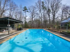 Greenville Home with Private Pool 7 Mi to Downtown，位于格林维尔的酒店