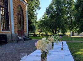 Lövstabruks Värdshus och Brukshotell，位于Lövstabruk的酒店