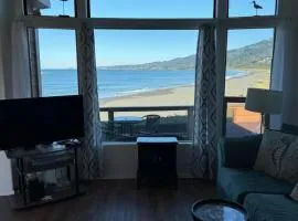 Oceanfront Cabin 4 with Jacuzzi & Stunning Views