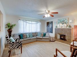 Breezy Fresno Home - Near Airport and Downtown，位于弗雷斯诺的酒店