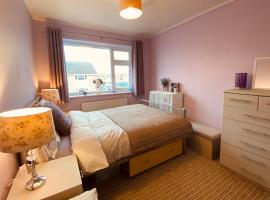 Purple dream double bedroom，位于切尔滕纳姆的民宿