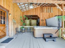 Clarkesville Rustic Hideaway on 38-Acre Farm!，位于Clarkesville的酒店