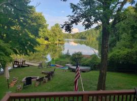 Lake Front Home 15 Min from BlueRidge Mountains.，位于Stanardsville的酒店