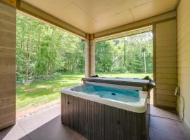 Spacious House on Half Acre Less Than 3 Mi to Beach!，位于Sawyer的酒店