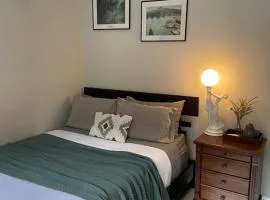-The Garden Room - with Private Entrance & Private Bathroom
