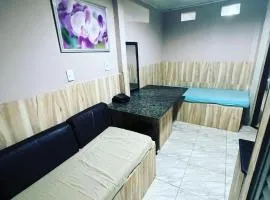 Flat na Praia de Itapuã no Terreo com AR-Condicionado - SEM TAXAS