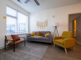 Modern Nulu 2BR CozySuites 01，位于路易斯威尔的酒店