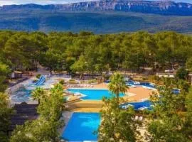 Bungalow confortable a Nans les Pins avec piscine partagee