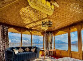 New Jacquline Heritage Houseboats，位于斯利那加的酒店