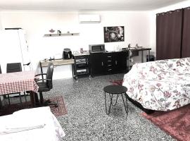 Red Cottage - LARGE MOSTLY SELF-CONTAINED STUDIO ROOM，位于土乌巴的酒店