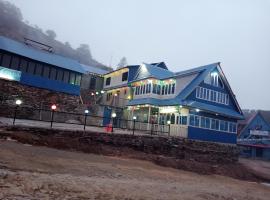 kalingchok-hotel tik top & New Family Guest House，位于Charikot的酒店