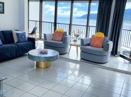Cairns Ocean View Apartment in Aquarius，位于凯恩斯的酒店