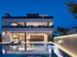 Malibu Royal - Luxury villa with pool & spa，位于维尔的酒店