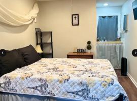 Small private get away, tiny home garage studio apartment，位于伊丽莎白城的旅馆