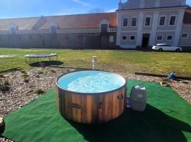 Chateau Moravany - apartmány, teepee a wellness，位于Ronov nad Doubravou的度假园