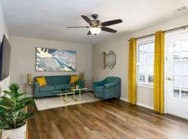 Aqua Oasis - Central & Stylish - 3 BR / 3 BA