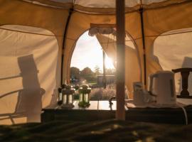 Seascape Belle Tent - 2 Person Luxury Glamping Belle Tent，位于邓加文的豪华帐篷营地