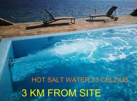 Villa Croatia Trogir, Center, 4 rooms, parking, jacuzzi, free beach and pool 15 min，位于特罗吉尔的别墅