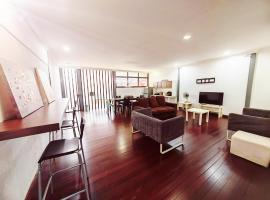 Vivacity Staycation Home 6 Bedrooms，位于古晋的酒店