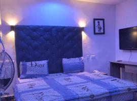 AT.TITANIC LOUNGE AND SUITES，位于Araromi的酒店