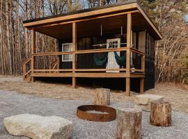 Shipping Container Home near Fall Creek Falls State Park，位于Dunlap的酒店