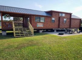 Water view Cabin near North Topsail Beach，位于Sneads Ferry的酒店